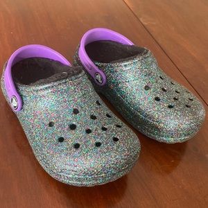 Fuzzy lines crocs for kids 💜🖤✨